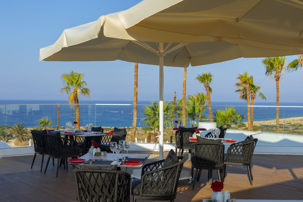 Leonardo Crystal Cove & Spa by the sea - Adults Only — Restaurant & bars in Protaras, Famagusta Region