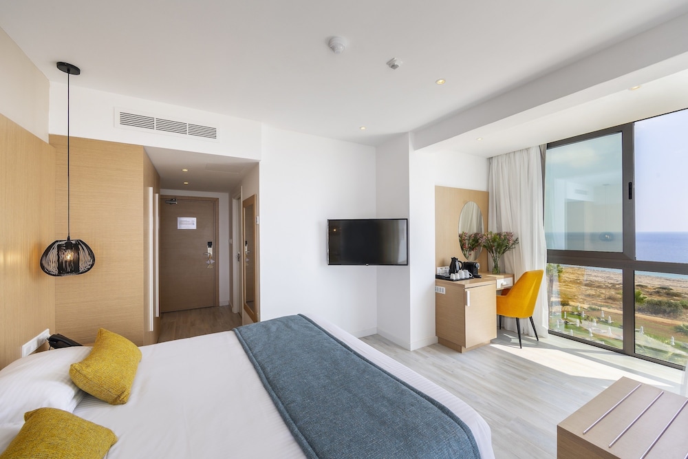 Leonardo Crystal Cove & Spa by the sea - Adults Only — Hotel rooms in Protaras, Famagusta Region