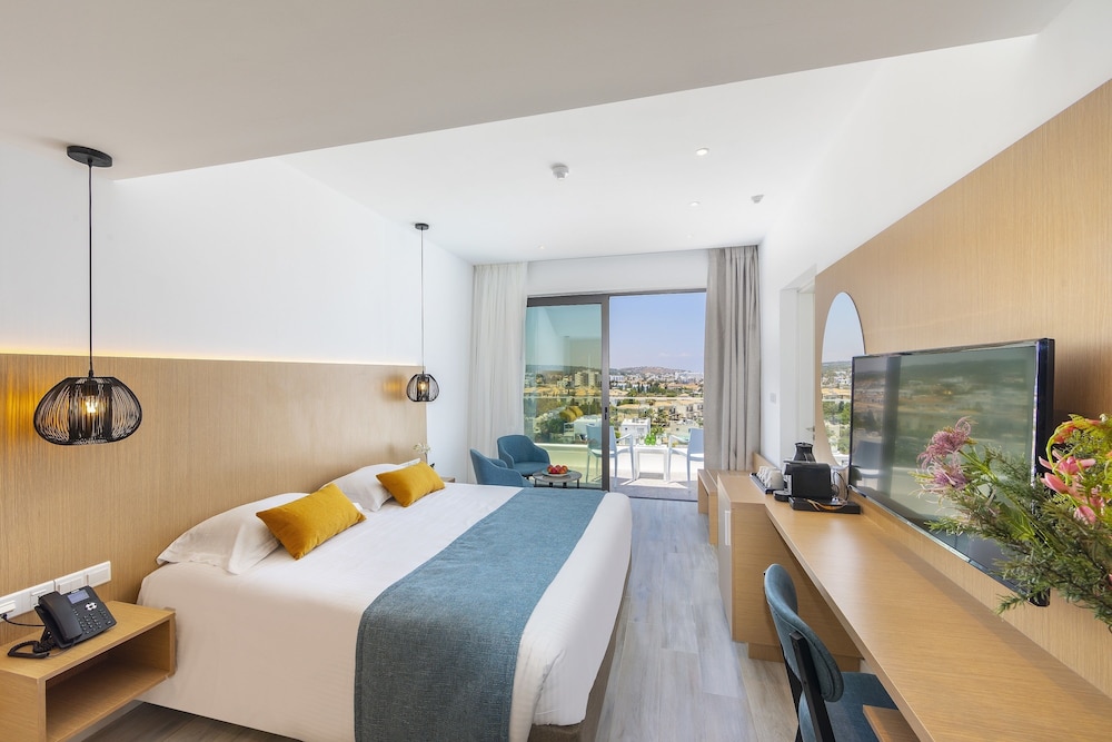 Leonardo Crystal Cove & Spa by the sea - Adults Only — Hotel rooms in Protaras, Famagusta Region