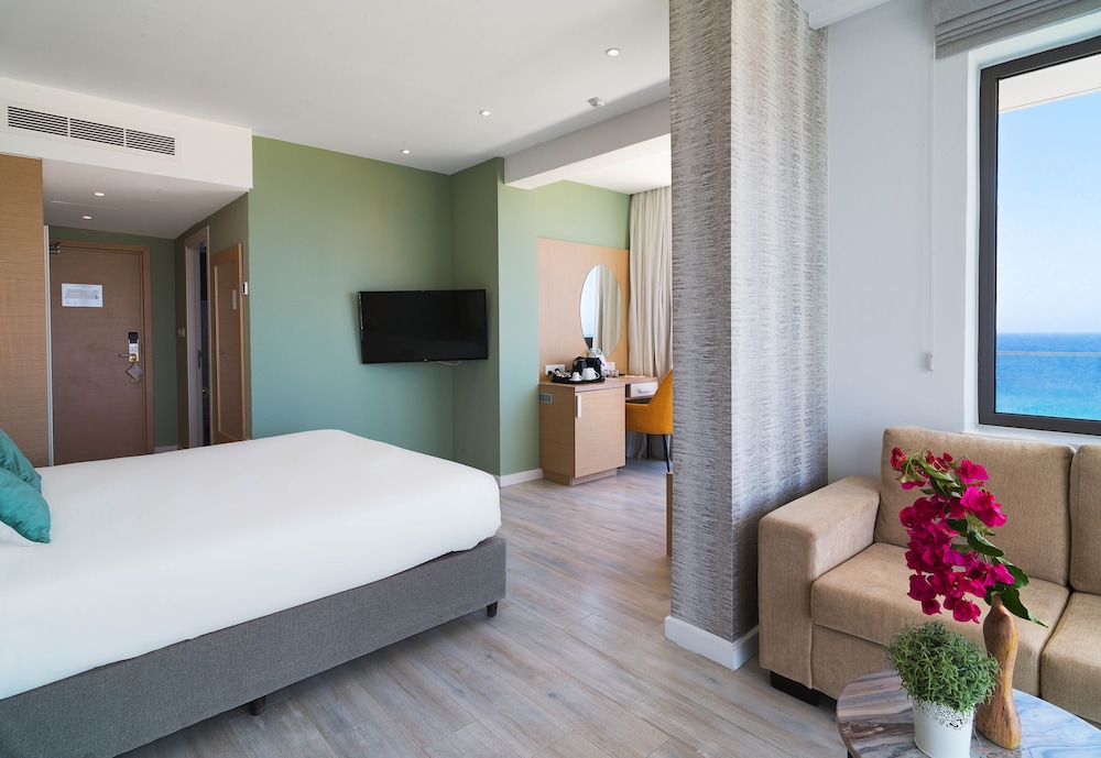 Leonardo Crystal Cove & Spa by the sea - Adults Only — Hotel rooms in Protaras, Famagusta Region