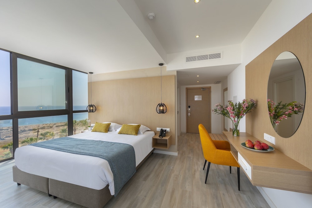 Leonardo Crystal Cove & Spa by the sea - Adults Only — Hotel rooms in Protaras, Famagusta Region