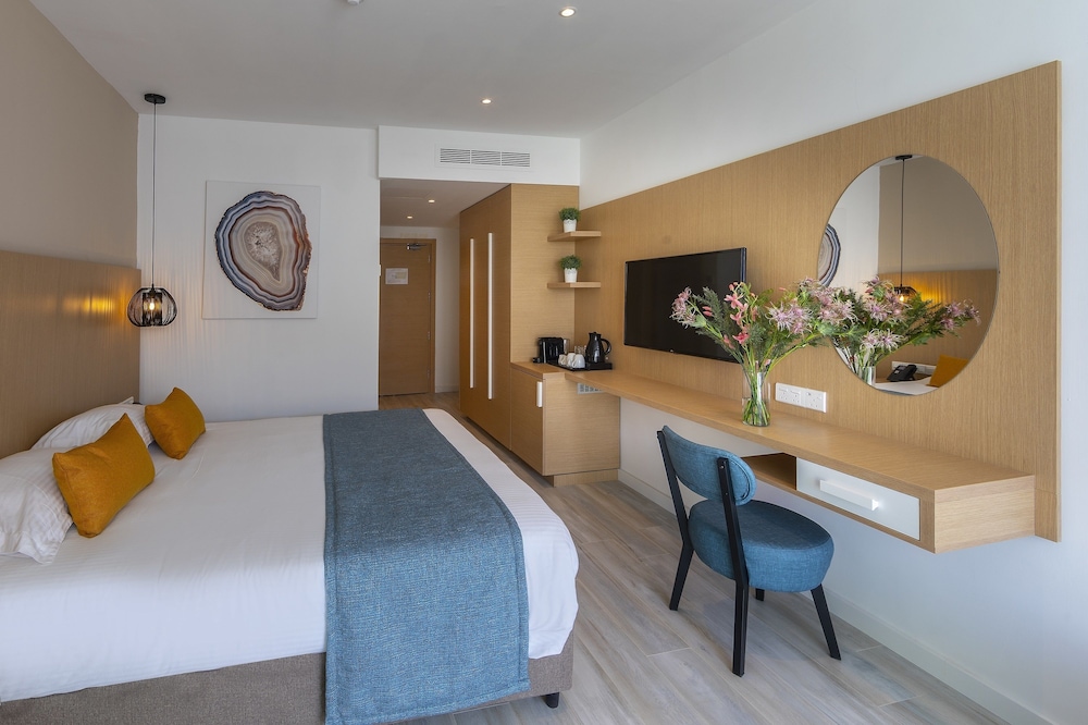 Leonardo Crystal Cove & Spa by the sea - Adults Only — Hotel rooms in Protaras, Famagusta Region