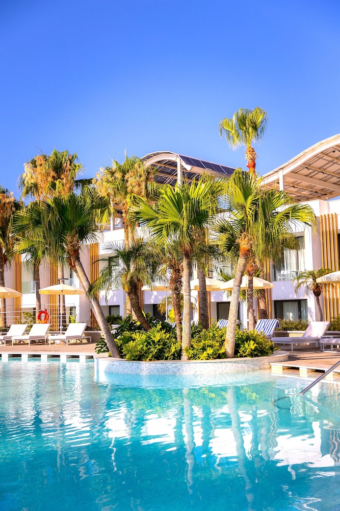 Radisson Beach Resort Larnaca — Hotel building in Oroklini, Larnaca Region