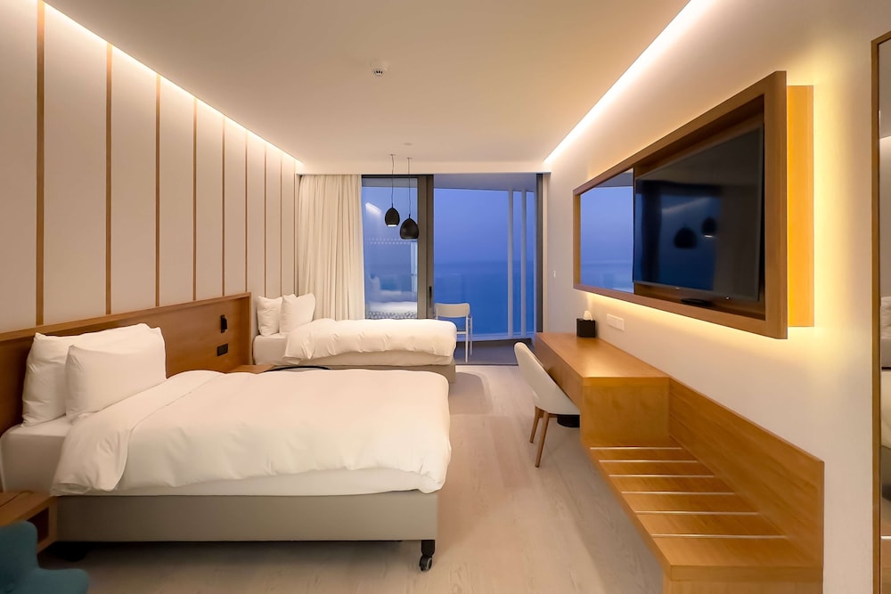 Radisson Beach Resort Larnaca — Hotel rooms in Oroklini, Larnaca Region