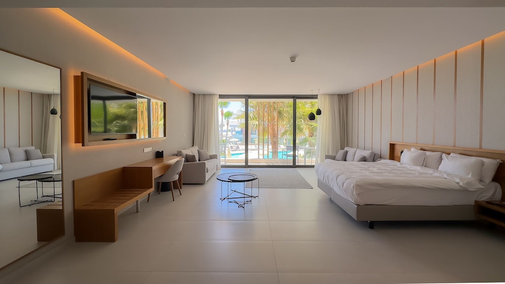 Radisson Beach Resort Larnaca — Hotel rooms in Oroklini, Larnaca Region
