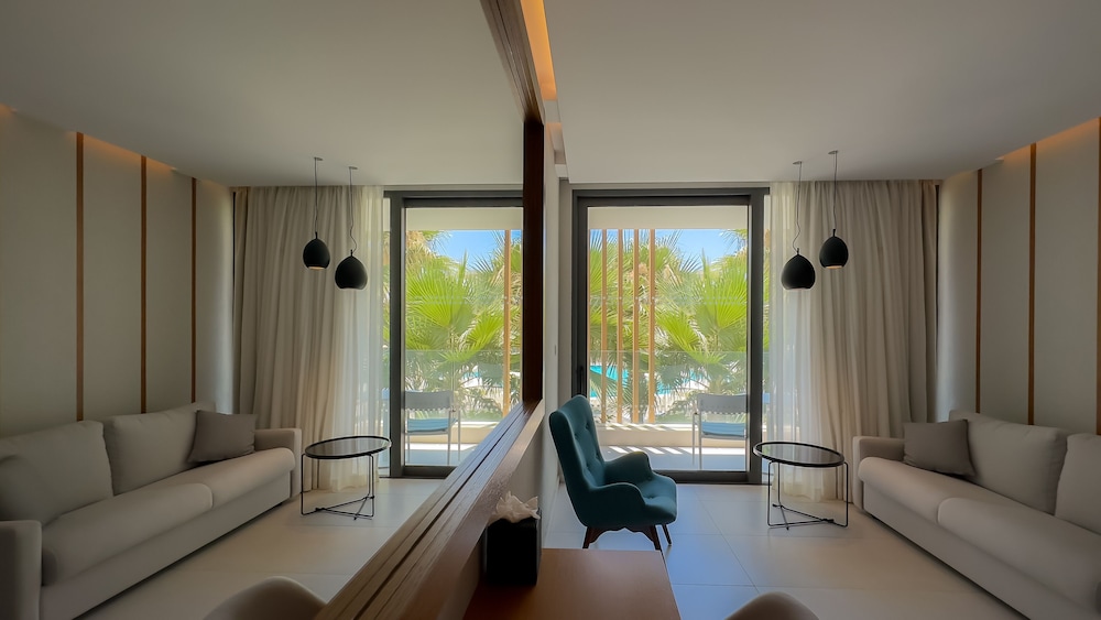 Radisson Beach Resort Larnaca — Hotel rooms in Oroklini, Larnaca Region