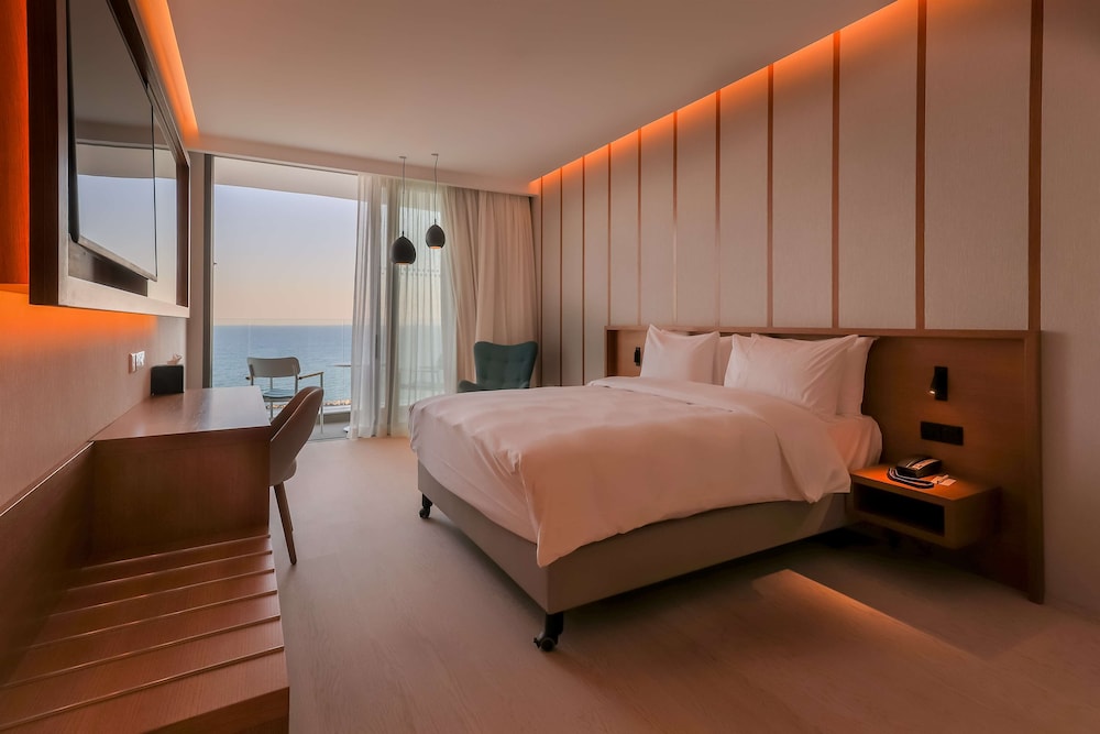 Radisson Beach Resort Larnaca — Hotel rooms in Oroklini, Larnaca Region