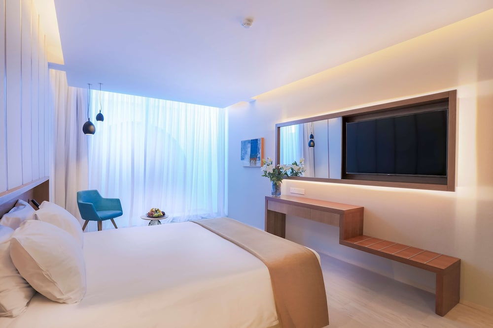 Radisson Beach Resort Larnaca — Hotel rooms in Oroklini, Larnaca Region