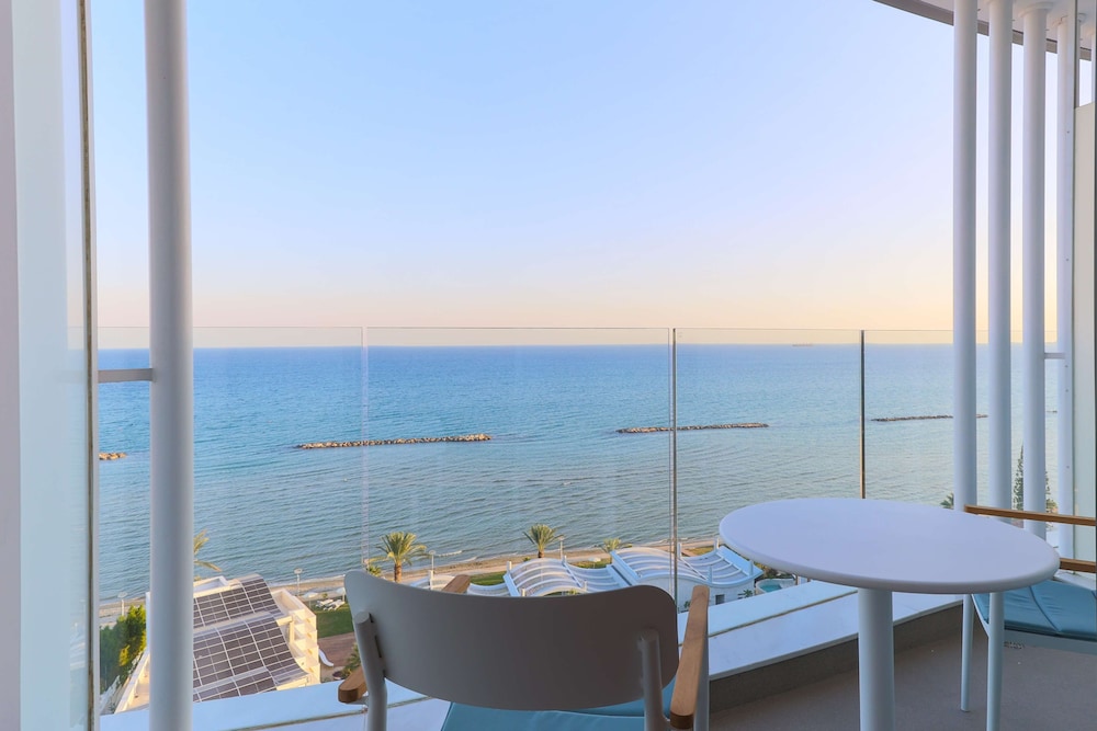 Radisson Beach Resort Larnaca — Hotel rooms in Oroklini, Larnaca Region