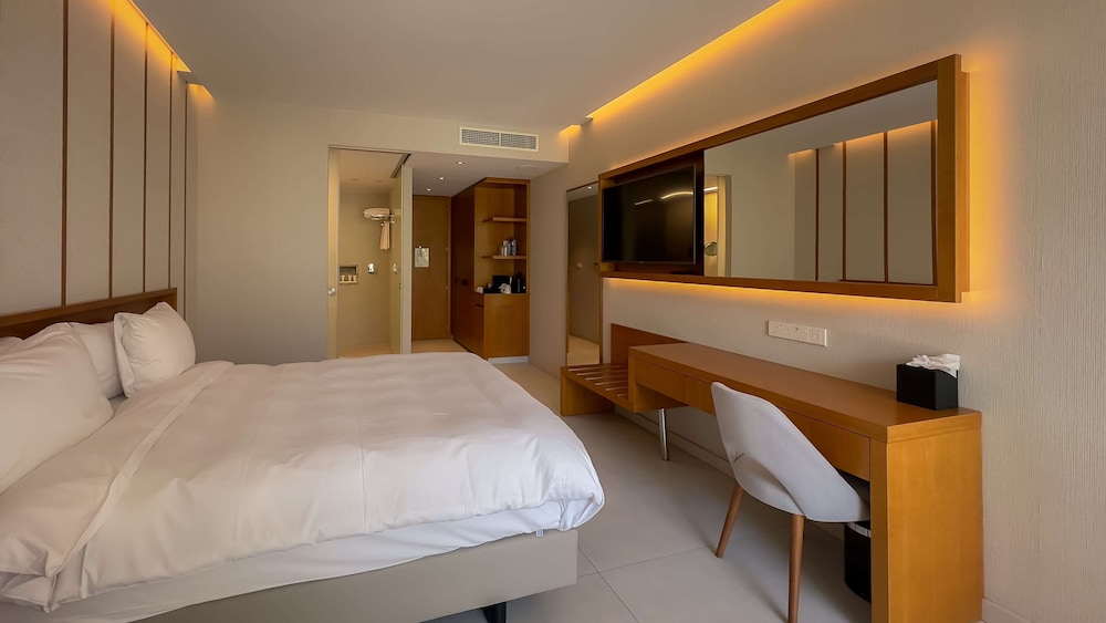 Radisson Beach Resort Larnaca — Hotel rooms in Oroklini, Larnaca Region