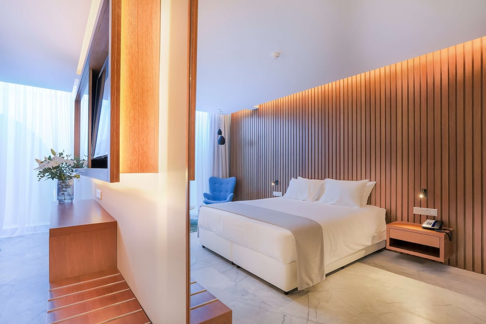 Radisson Beach Resort Larnaca — Hotel rooms in Oroklini, Larnaca Region