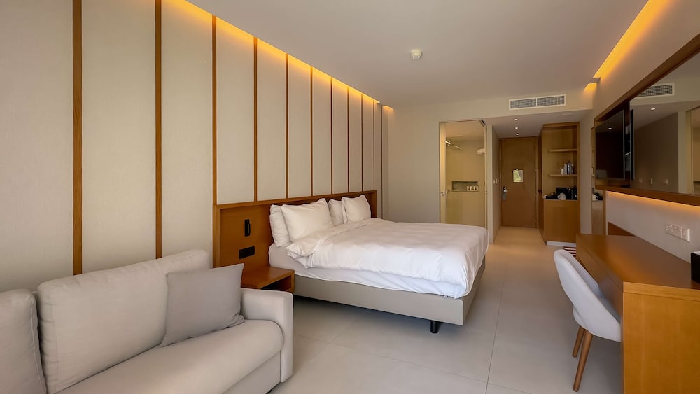 Radisson Beach Resort Larnaca — Hotel rooms in Oroklini, Larnaca Region