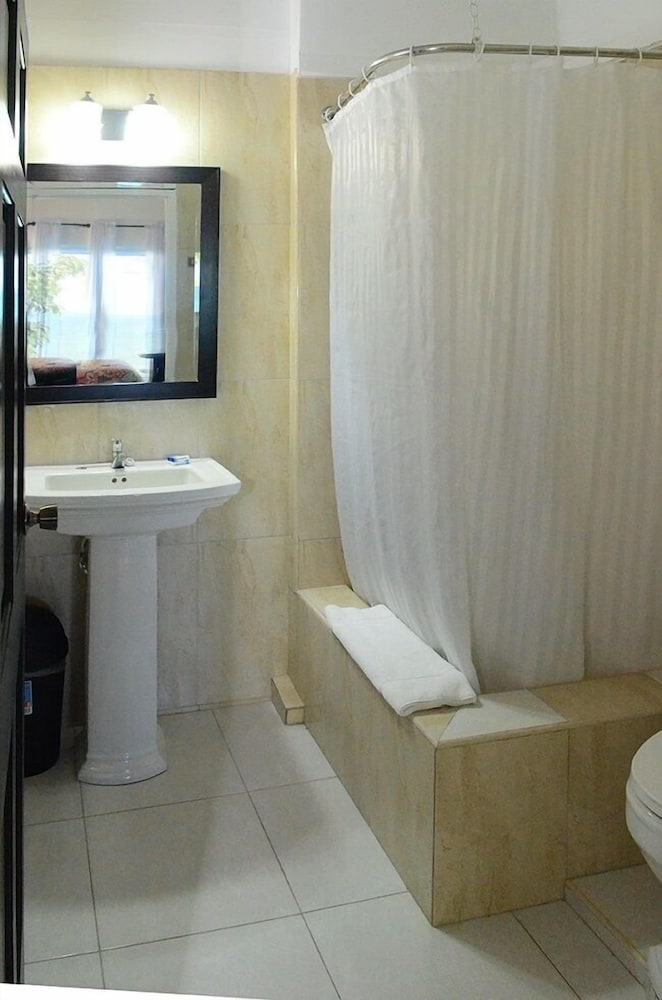 Firefly Beach Cottages and Suites — Hotel rooms in Negril