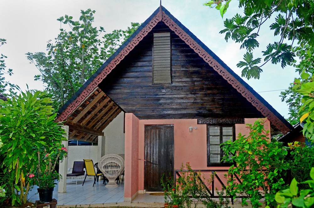 Firefly Beach Cottages and Suites — Hotel building in Negril