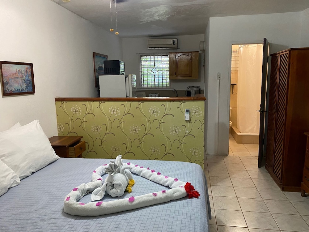 Firefly Beach Cottages and Suites — Hotel rooms in Negril