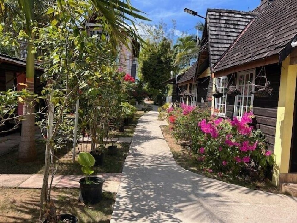 Firefly Beach Cottages and Suites — Hotel building in Negril