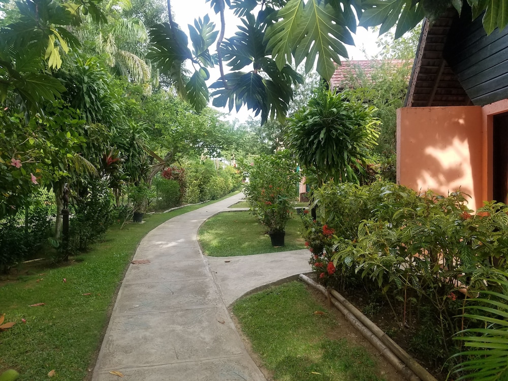 Firefly Beach Cottages and Suites — Hotel building in Negril