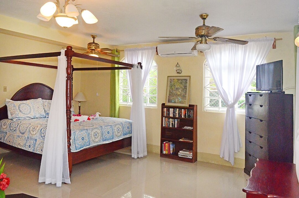 Firefly Beach Cottages and Suites — Hotel rooms in Negril