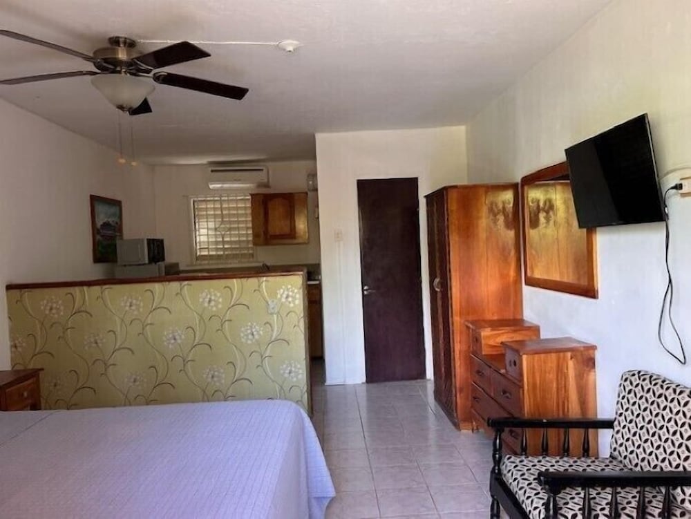 Firefly Beach Cottages and Suites — Hotel rooms in Negril