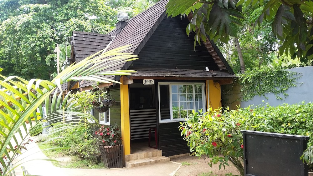 Firefly Beach Cottages and Suites — Hotel building in Negril