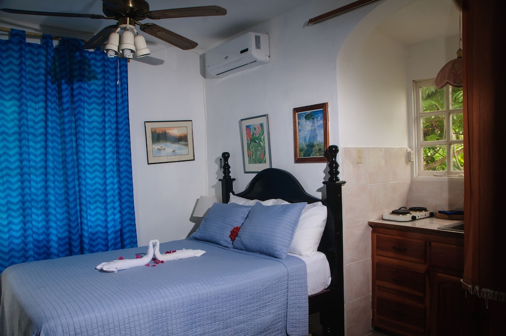 Firefly Beach Cottages and Suites — Hotel rooms in Negril