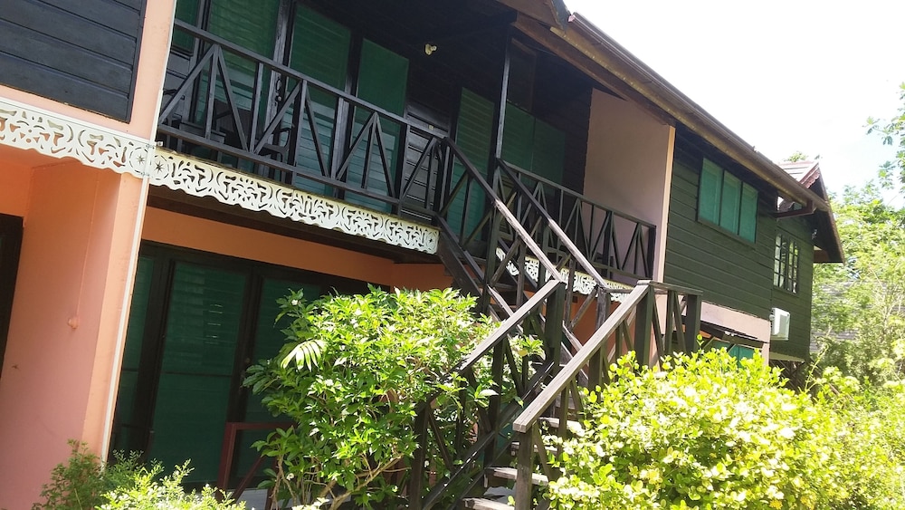 Firefly Beach Cottages and Suites — Hotel building in Negril