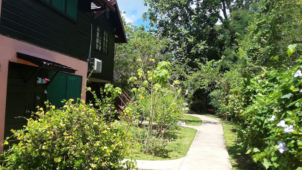 Firefly Beach Cottages and Suites — Hotel building in Negril