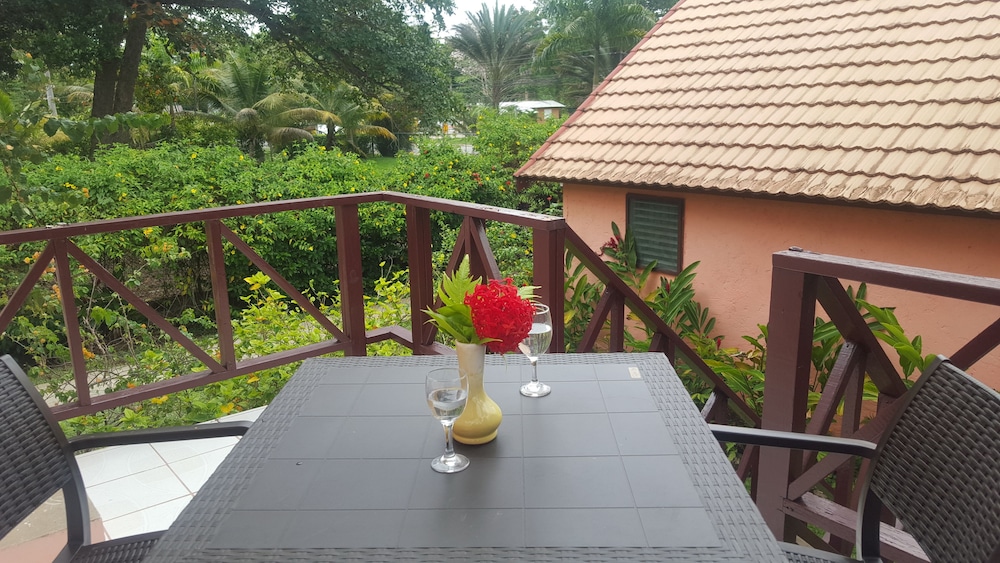 Firefly Beach Cottages and Suites — Hotel building in Negril