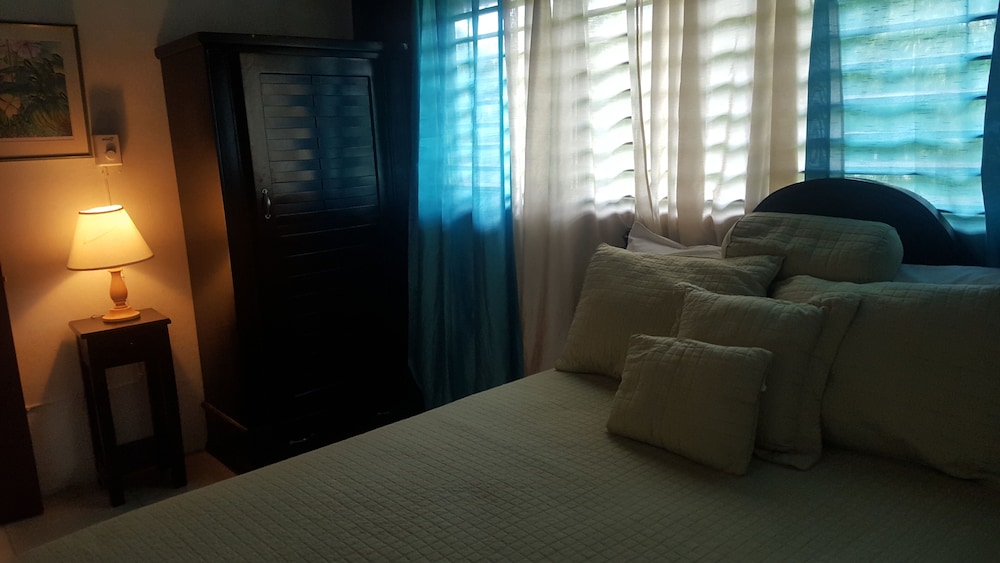 Firefly Beach Cottages and Suites — Hotel rooms in Negril