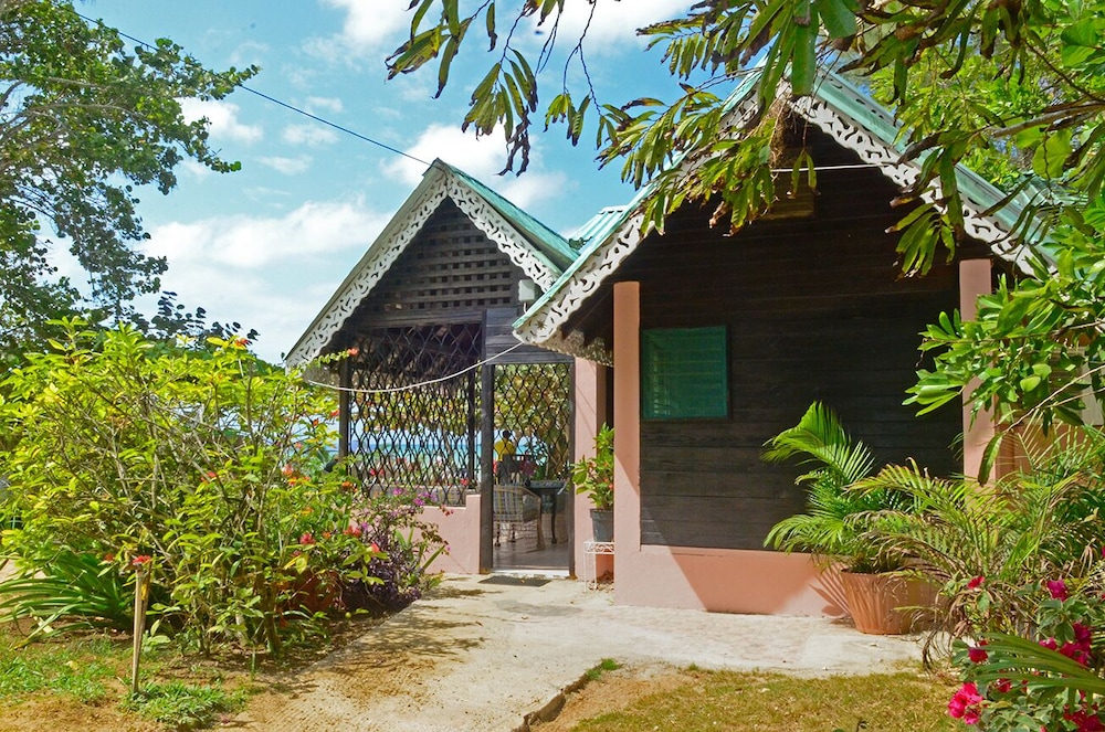 Firefly Beach Cottages and Suites — Hotel building in Negril