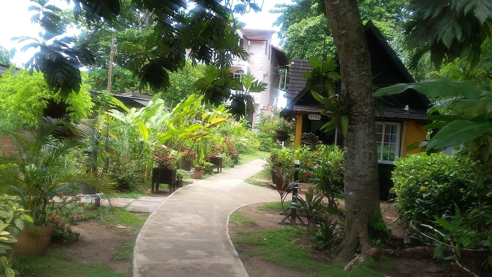 Firefly Beach Cottages and Suites — Hotel building in Negril
