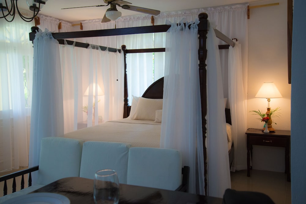 Firefly Beach Cottages and Suites — Hotel rooms in Negril