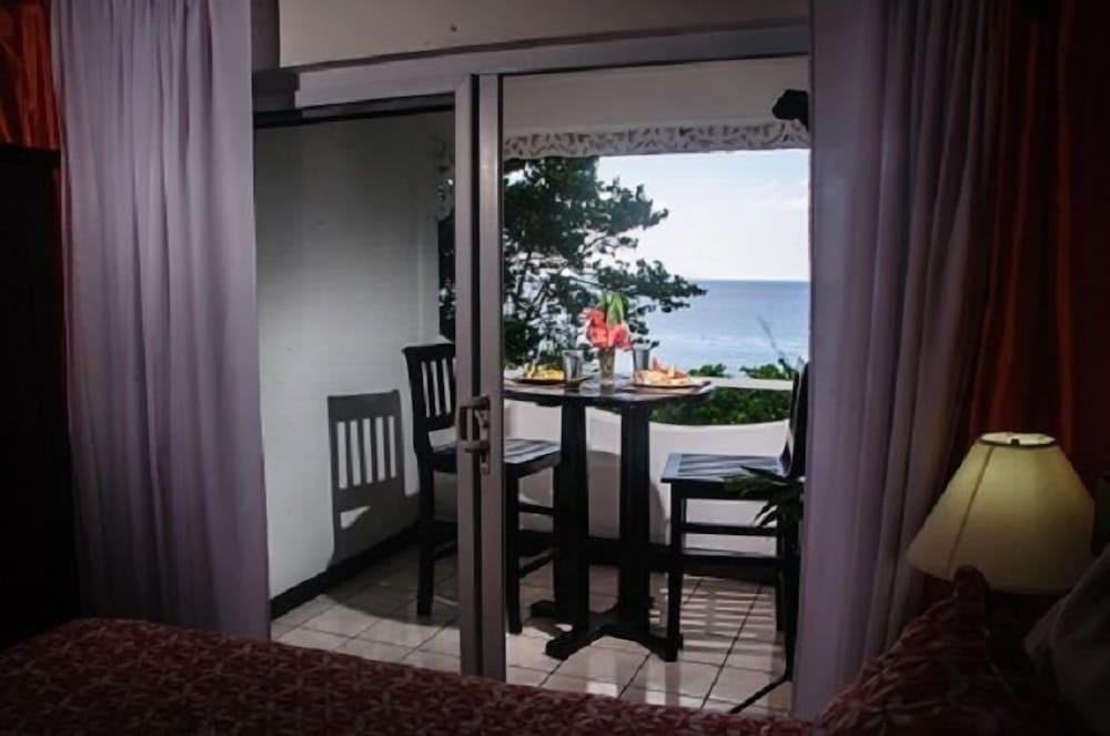 Firefly Beach Cottages and Suites — Hotel rooms in Negril