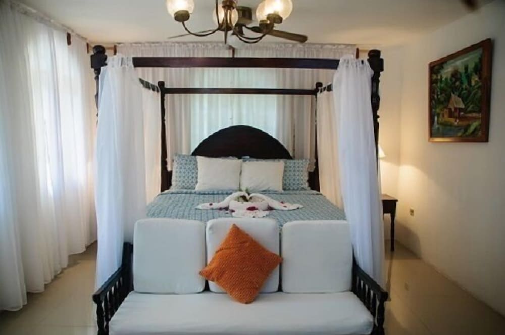 Firefly Beach Cottages and Suites — Hotel rooms in Negril