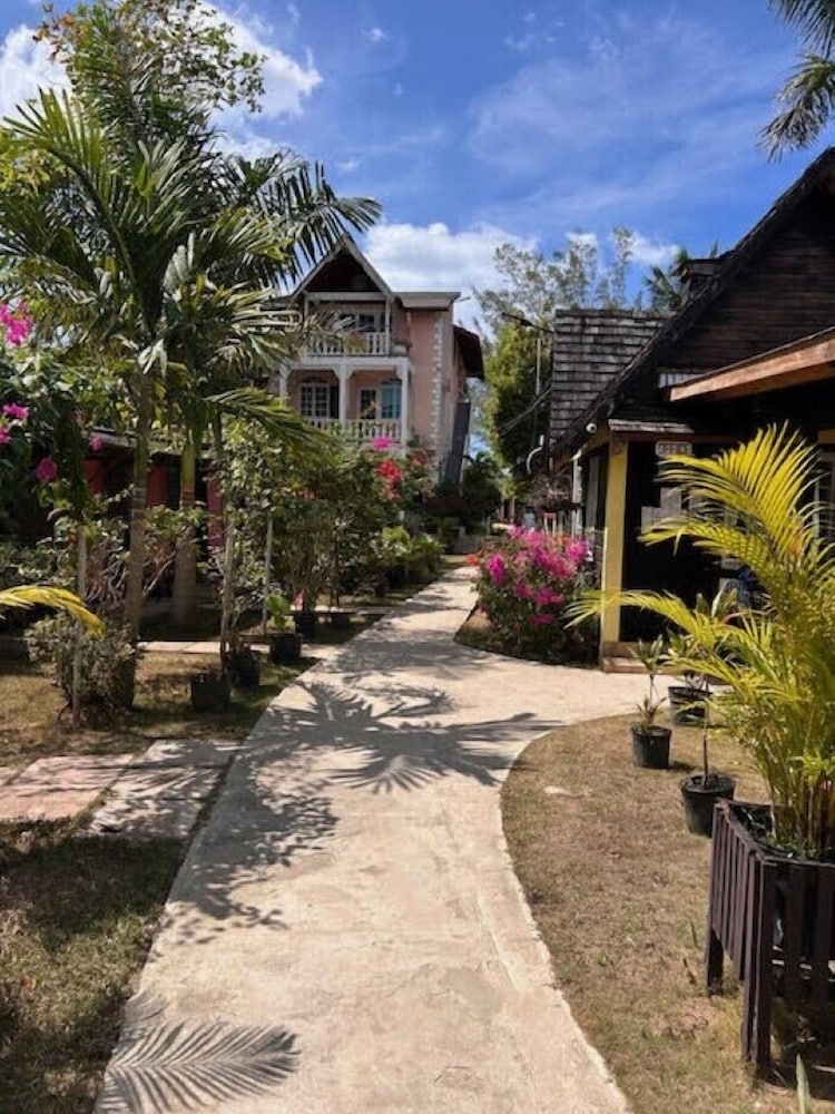 Firefly Beach Cottages and Suites — Hotel building in Negril