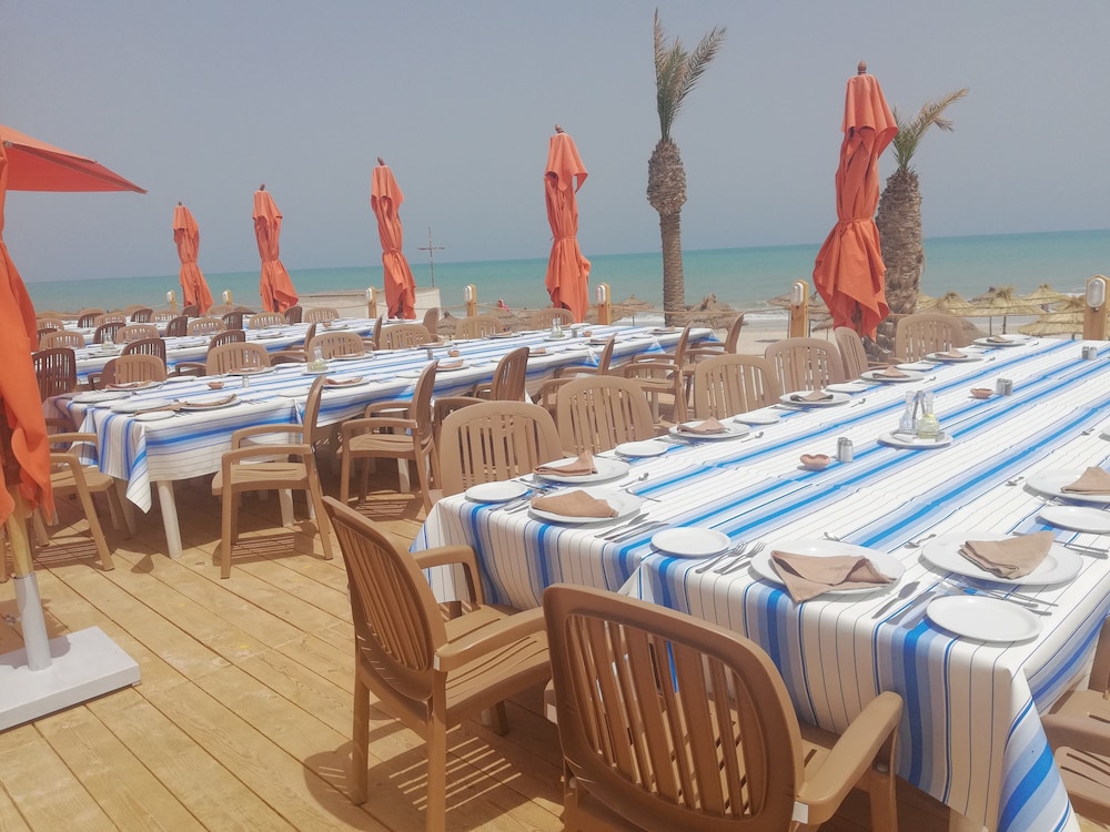 Medina Les Quatre Saisons Aqua Park Resort & Thalasso Djerba — Restaurant & bars in Midoun, Medenine
