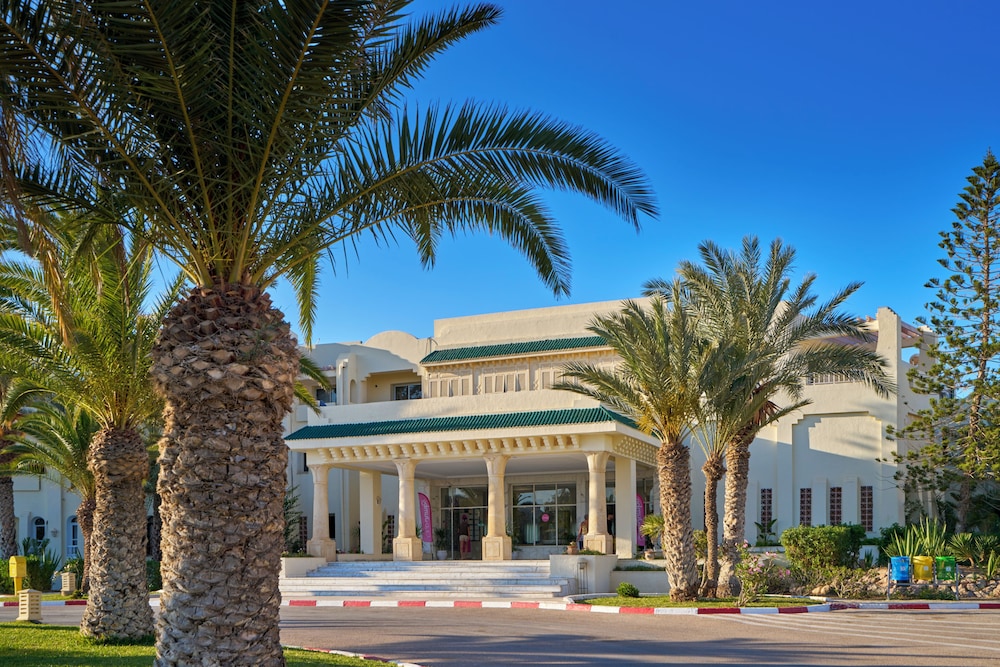 Medina Les Quatre Saisons Aqua Park Resort & Thalasso Djerba — Hotel building in Midoun, Medenine