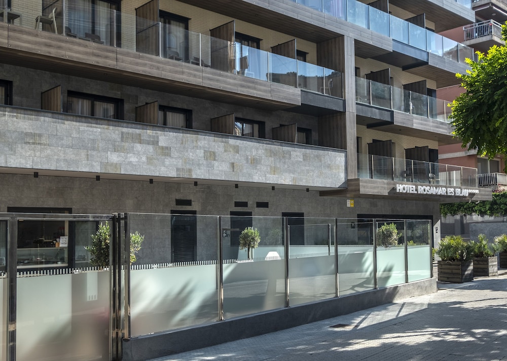 Hotel Rosamar Es Blau - Adults Only +21 — Hotel building in Lloret de Mar, Catalonia