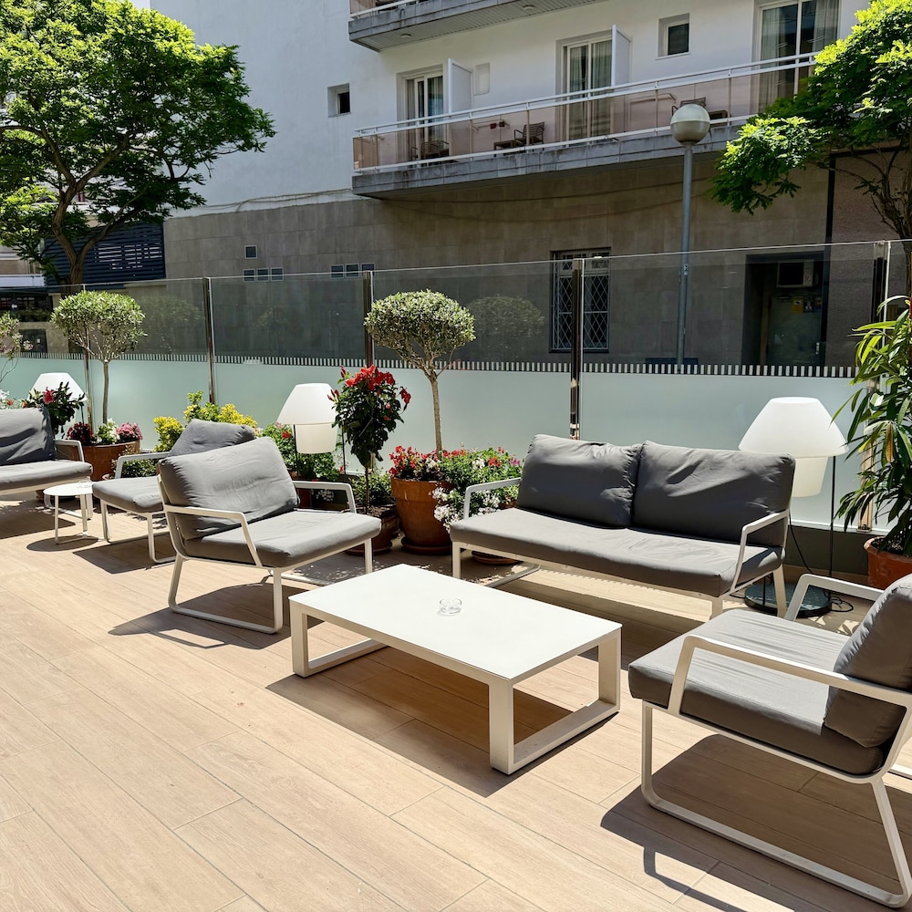 Hotel Rosamar Es Blau - Adults Only +21 — Hotel building in Lloret de Mar, Catalonia