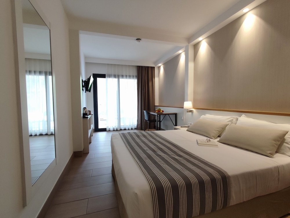 Hotel Rosamar Es Blau - Adults Only +21 — Hotel rooms in Lloret de Mar, Catalonia