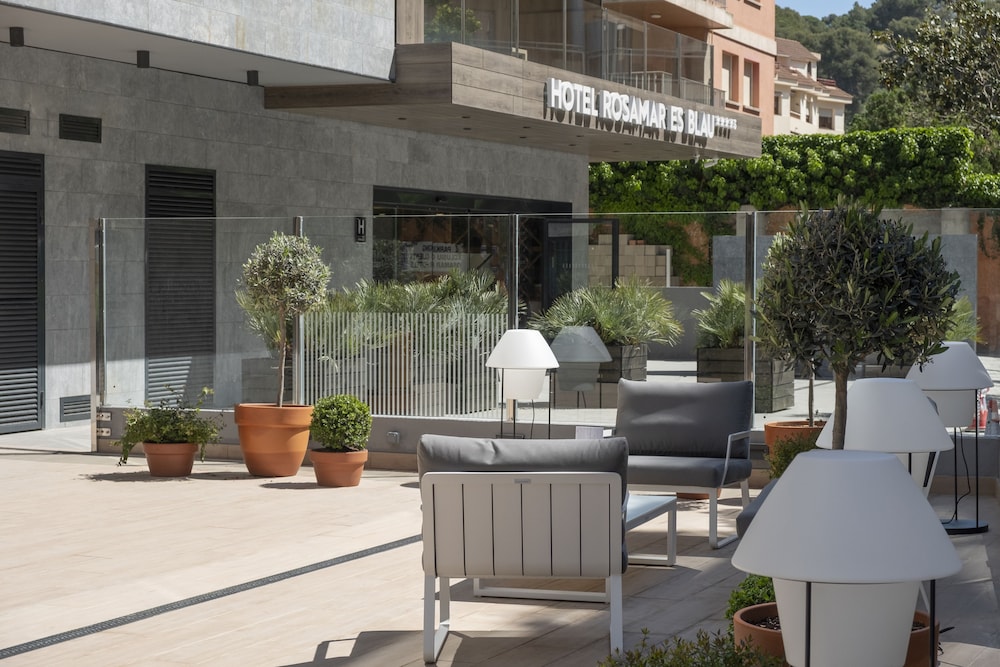 Hotel Rosamar Es Blau - Adults Only +21 — Hotel building in Lloret de Mar, Catalonia
