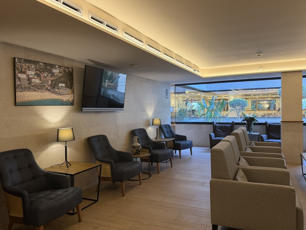 Hotel Rosamar Es Blau - Adults Only +21 — Hotel building in Lloret de Mar, Catalonia