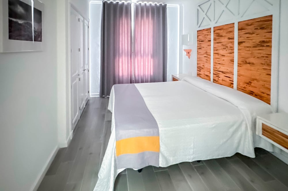 Apartamentos Parque del Sol — Hotel rooms in Costa Adeje, Canary Islands