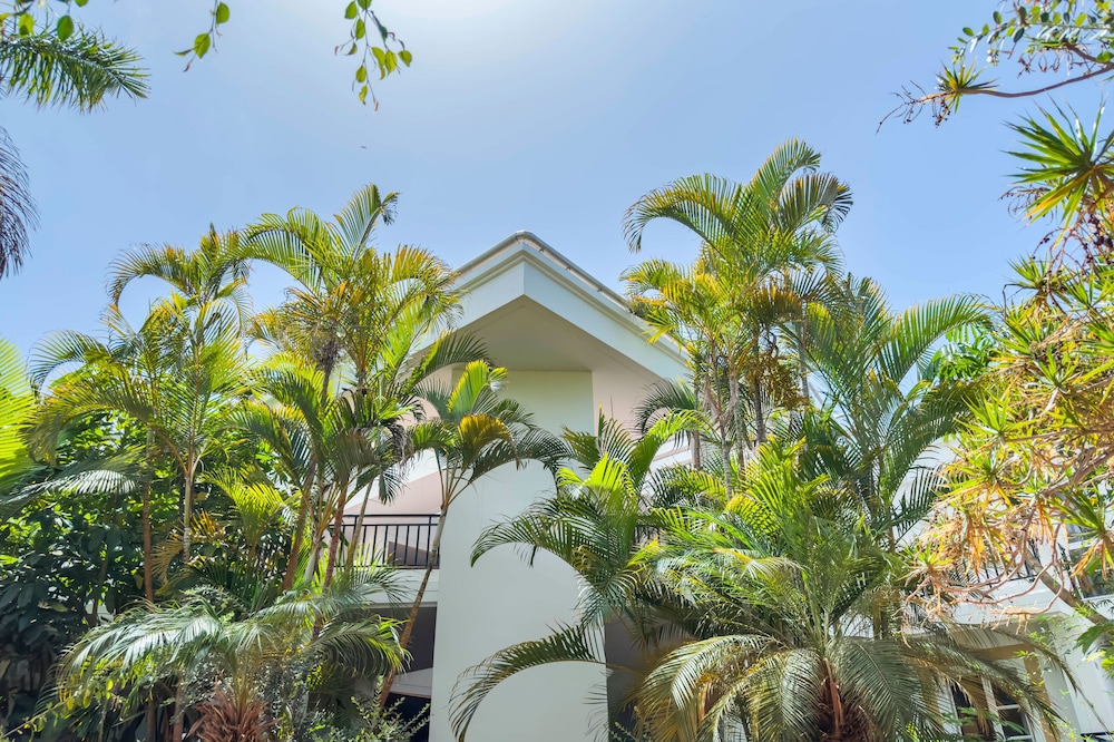 Apartamentos Parque del Sol — Hotel building in Costa Adeje, Canary Islands