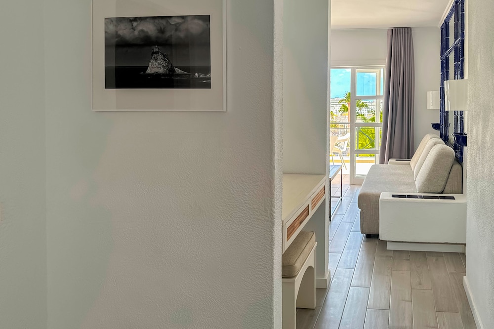 Apartamentos Parque del Sol — Hotel rooms in Costa Adeje, Canary Islands
