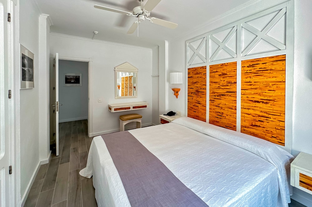 Apartamentos Parque del Sol — Hotel rooms in Costa Adeje, Canary Islands