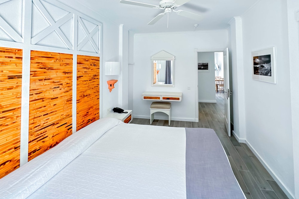 Apartamentos Parque del Sol — Hotel rooms in Costa Adeje, Canary Islands