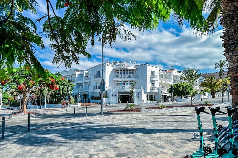 Apartamentos Parque del Sol — Hotel building in Costa Adeje, Canary Islands