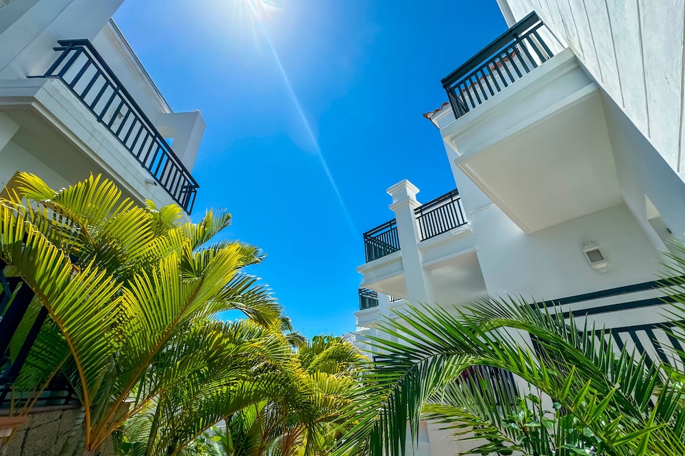 Apartamentos Parque del Sol — Hotel building in Costa Adeje, Canary Islands