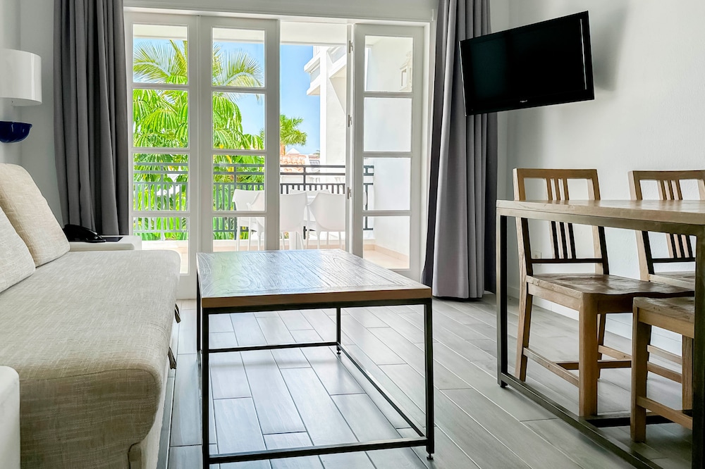 Apartamentos Parque del Sol — Hotel rooms in Costa Adeje, Canary Islands